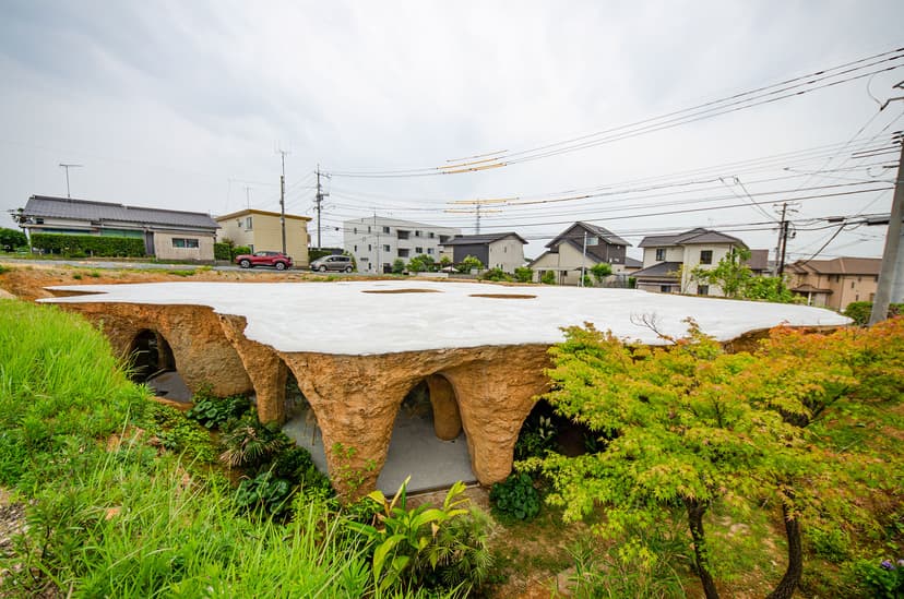 石上純也建築設計事務所による、山口の「House ＆ Restaurant」。旧知の友人の為の住宅兼店舗。“時間と共にその重みを増していく”空間の要望に、地面に穴を掘りコンクリートを流して土の中の躯体を掘り起こしガラスを嵌める建築を考案。不確定要素を許容し使い方の発見更新を繰り返して作る